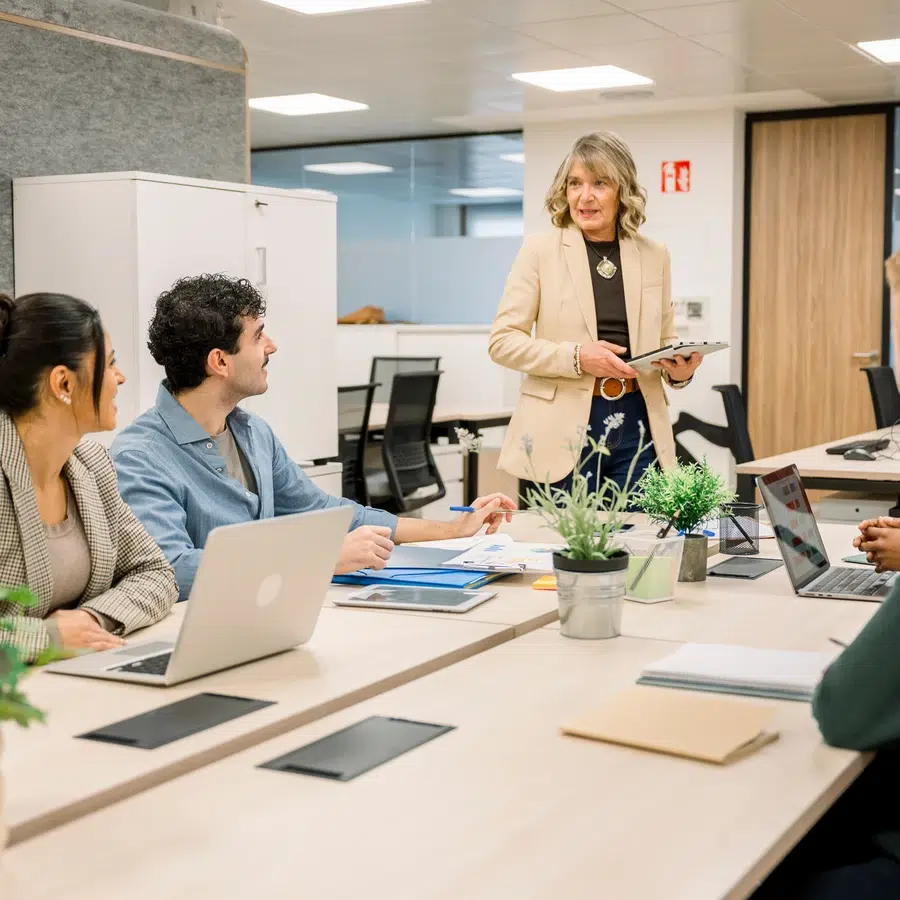 Réunion d'équipe en bureau moderne