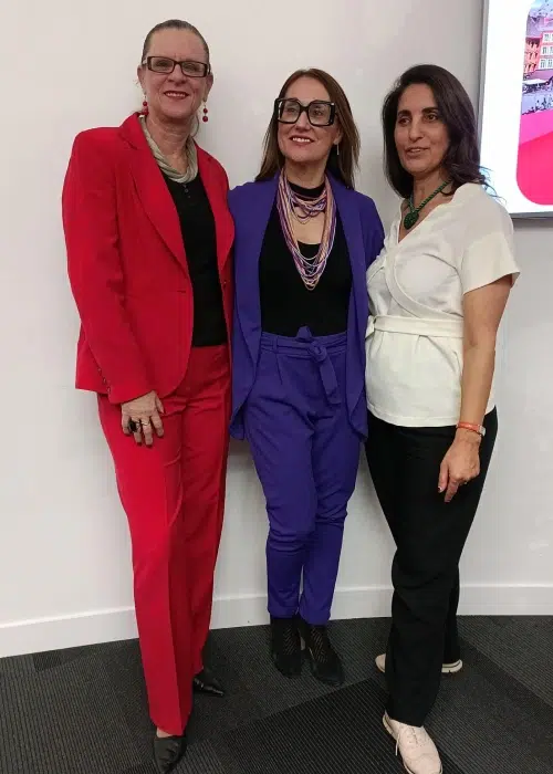 Trois femmes en tenues professionnelles colorées