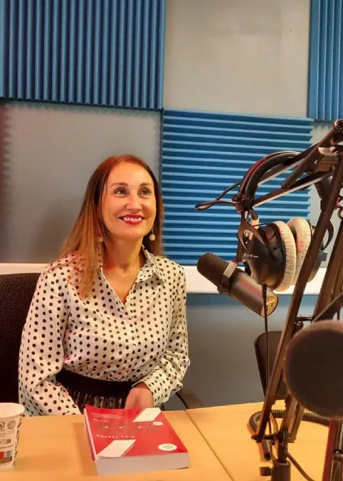 Femme souriante en studio d'enregistrement
